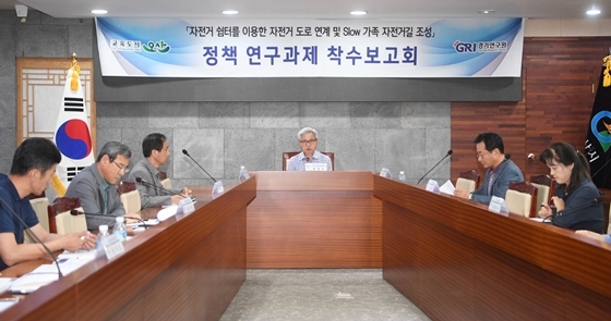 NSP통신-11일 시청 상황실에서 열린 착수보고회에 참석한 곽상욱 오산시장(오른쪽 세번째)이 발언하고 있다. (오산시)