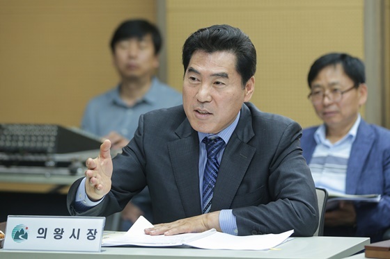 NSP통신-12일 김상돈 시장이 경기중부권행정협의회 회의에 참석해 주요 안건을 논의하고 있다. (의왕시)