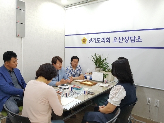 NSP통신-11일 경기도의회 오산상담소에서 송영만 도의원이 관내 4개 고등학교(성호고, 오산고, 운암고, 운천고) 운영위원장 등 관계자들과 오산지역의 교육여건에 관한 간담회를 진행하고 있다. (경기도의회)