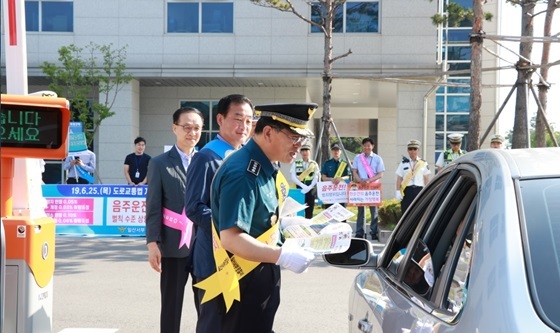 NSP통신-이익훈 일산서부경찰서장 등 경찰서 관계자들이 음주운전 근절 캠페인을 전개하고 있다. (일산서부경찰서)