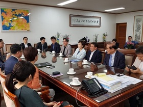 [NSP PHOTO]박성일 완주군수, 김현미 장관에 수소경제도시 지정 건의