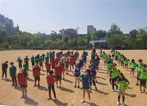 NSP통신-학년 스포츠클럽 축제의 날 시작전 준비체조를 하는 학생들. (화양초등학교)