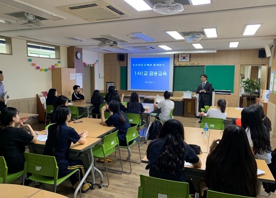 NSP통신-지난 12일 인천 학익여고 1사1교 금융교육 현장사진. (모아저축은행)