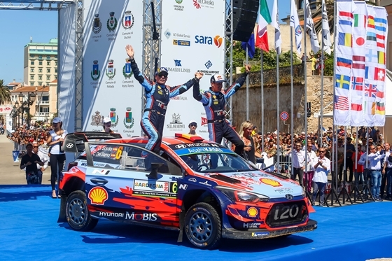 NSP통신-이탈리아 샤르데냐에서 열린 2019 월드랠리챔피언십(이하 WRC) 8차 대회에서 우승을 차지한 현대차 월드랠리팀 다니 소르도(Dani Sordo) 선수와 보조(Co) 드라이버 칼로스 델 바리오(Carlos Del Barrio) 선수가 기념촬영을 하고 있는 모습. (현대차)