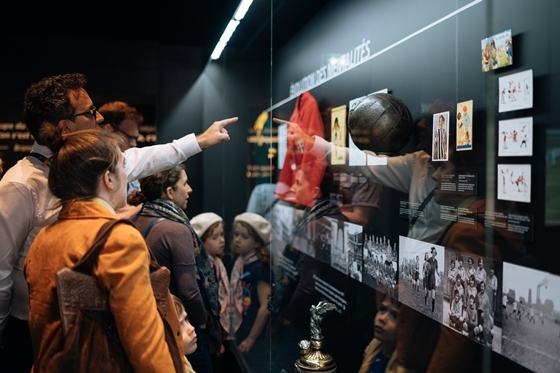 NSP통신-<2019 FIFA 프랑스 여자월드컵>을 기념하기 위한 특별 전시관 FIFA World Football Museum presented by Hyundai을 방문한 관람객의 모습