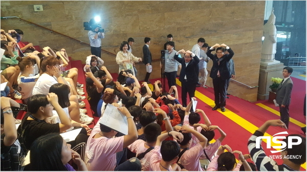 NSP통신-황교안 대표와 박명재 의원이 어린이들에게 팔로 대형 하트를 날리고 있다. (박명재 국회의원실)