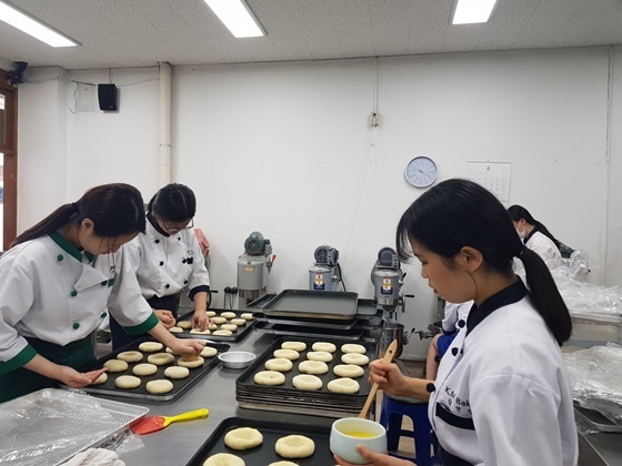 NSP통신-15일 안양시 근명여자정보고 학생들이 사랑의 빵 나눔 행사에서 참여해 단팥빵을 만들고 있다. (안양시)