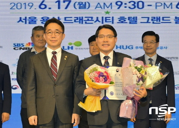 NSP통신-대한민국 도시재생 심포지엄 시상식에서 여수시가 우수지자체로 선정돼 국토교통부 장관상을 수상했다. 권오봉 여수시장(우)과 박선호 국토교통부 제1차관(좌)이 기념 촬영하고 있다. (여수시)