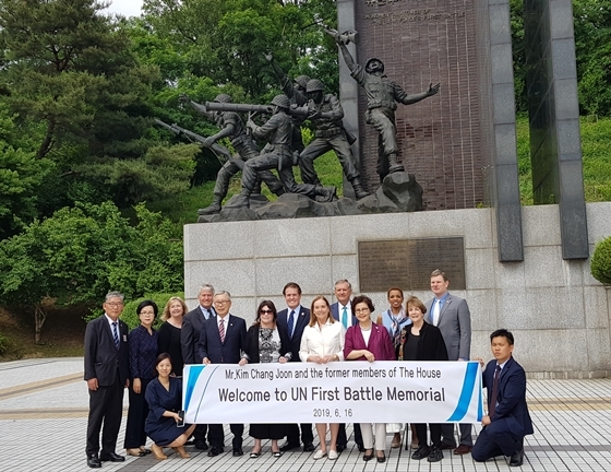 NSP통신-16일 오산시 유엔군초전기념관을 방문한 미연방하원의원 일행, 김창준 미래한미재단 이사장 내외 등 관계자들이 기념촬영을 하고 있다. (오산시)