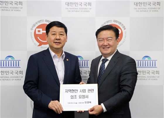 NSP통신-왼쪽부터 구윤철 기재부 2차관, 민경욱 국회의원 (민경욱 의원실)