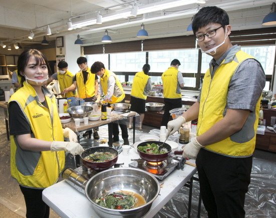 NSP통신-봉사활동에 참여한 동서식품 임직원들이 반찬을 만들고 있다. (동서식품 제공)