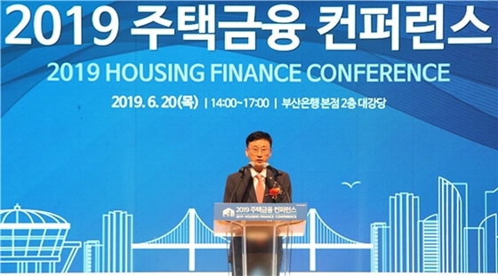 NSP통신-이정환 사장이 2019 주택금융 컨퍼런스에서 개회사를 하고 있다. (주택금융공사)
