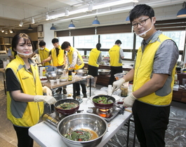 [NSP PHOTO]동서식품, 소외 이웃 위해 사랑의 반찬 전달