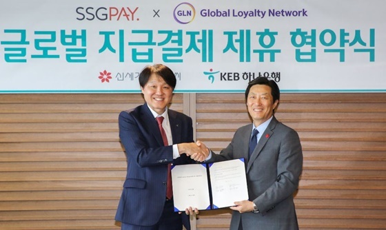 NSP통신-업무협약식에서 한준성 KEB하나은행 미래금융그룹 부행장과(왼쪽) 김장욱 신세계아이앤씨 대표가(오른쪽) 기념촬영을 하고 있다. (하나금융지주)