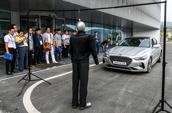 NSP통신-2019 서비스 테크 컨퍼런스에 참가한 참가자들이 자동차 신기술에 대한 강연을 듣고 직접 체험해보고 있는 모습