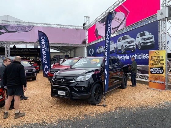 NSP통신-뉴질랜드 최대 농업박람회(New Zealand National Agricultural Fieldays)에서 방문객들이 쌍용자동차 브랜드 부스를 찾아 전시된 차량들을 둘러보고 있다. (쌍용차)