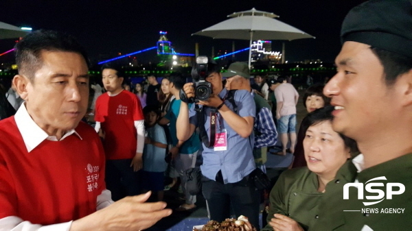 NSP통신-이강덕 포항시장이 제8회 포항 맛&美 축제 행사장에서 학생들에게 격려하고 있다. (선린대학교)