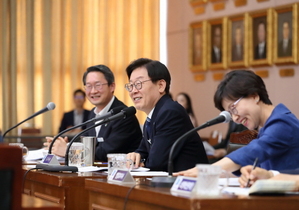 [NSP PHOTO]이재명 경기지사 지역화폐, 청년 지원 및 지역경제 도움