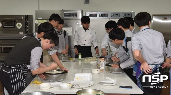 NSP통신-지역 고등학교 학생들에게 요리수업을 지도하고 있는 대구한의대 학생들. (대구한의대)