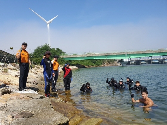 NSP통신-25일 대부도 시화호 방아머리 선착장에서 구조대와 대부119안전센터 직원 30여 명이 구조대원 수난구조 특별교육훈련에 참여하고 있다. (안산소방서)