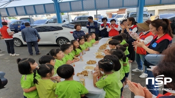 NSP통신-한국자유총연맹 영덕군지회는 지난 25일 6·25전쟁 69주년을 맞아 영해 오일장에서 6·25전쟁 음식재현시식회를 개최했다. (영덕군)