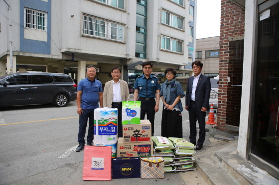 NSP통신-26일 용인동부경찰서 곽경호 총경(가운데)이 모현읍에 소재한 범죄피해자 가정을 방문해 위문품과 생활비를 전달하는 가운데 관계자들과 기념촬영을 하고 있다. (용인동부경찰서)