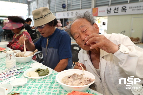 NSP통신-의성전통시장 상인회는 이른 여름을 맞이해 지난 25일 지역 어르신 700여 명을 대상으로 닭백숙 나눔 행사를 가졌다. (의성군)