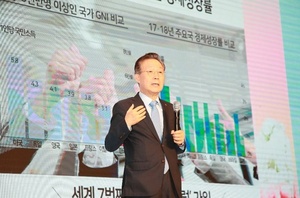 [NSP PHOTO]윤대희 신보 이사장, 중소기업 리더스포럼 특별강연 나서