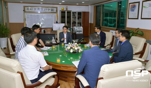 NSP통신-권오봉 여수시장이 여수시청 시장실에서 제2호 시민청원자인 김모씨 등 3명과 면담을 하고 있다. (여수시)