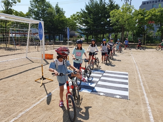 NSP통신-지난 24일 권선구 안룡초등학교에서 열린 찾아가는 자전거 안전교육 모습. (수원시)