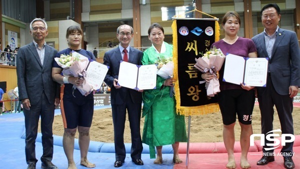 NSP통신-무궁화금(80kg이하)에서 1위로 씨름왕을 차지한 강현숙와 이승율 청도군수(중앙) 안동소속, 2위 황순남(좌측)영천소속, 3위 강미숙,과 박기호 청도군의회 의장(우측) 청도군소속이 시상을 마치고 기념촬영을 하고 있다. (김도성 기자)