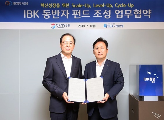 NSP통신-IBK 동반자 펀드 조성 업무협약식에서 전규백 기업은행 CIB그룹 부행장(오른쪽)과 성기홍 한국성장금융투자운용 대표이사가 기념촬영을 하고 있다. (기업은행)