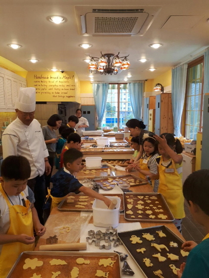 NSP통신-지난 2017년 용인시 수지구 풍덕천1동의 여름방학 돌봄교실에 참여한 어린이들이 쿠키 만드는 수업모습. (용인시)