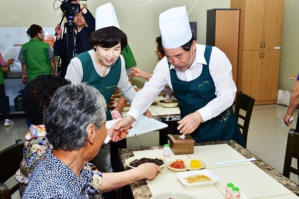 NSP통신-최형식 담양군수가 지난 1일 관내 복지시설을 찾아 점심 배식봉사를 하고 있다. (담양군)