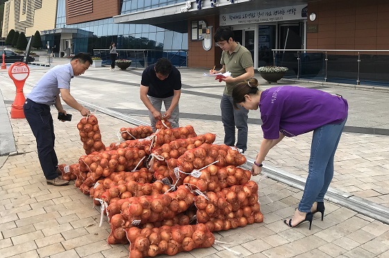 NSP통신-▲당진시가 양파 재배 농가를 위해 양파 소비촉진 운동에 적극 나서고 있다. (당진시)