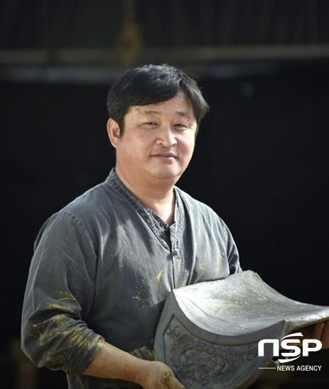 NSP통신-국가무형문화재 제91호 제와장(製瓦匠) 보유자로 인정받은 김창대 제와장 전수교육조교. (장흥군)