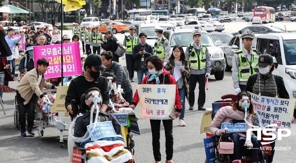 NSP통신-근육장애인생존권보장연대가 지난해 10월 서울 중구 태평로 덕수궁 대한문 앞에서 중증장애인 활동지원 24시간 지원과 활동지원사 휴게시간 특종업종 지정 등을 요구하며 청와대 앞까지 행진하고 있다 (함께가자장애인자립생활센터 제공)