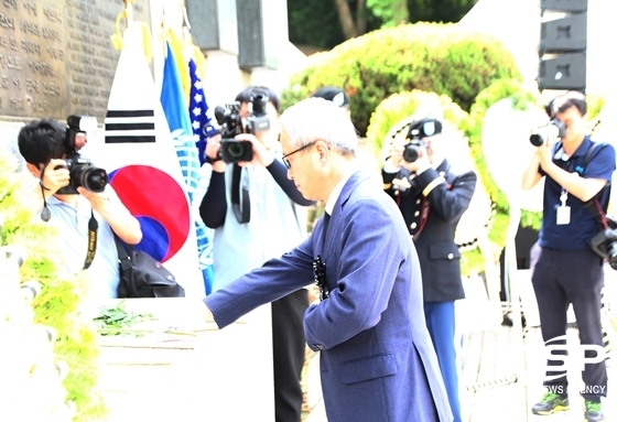 NSP통신-3일 유엔군초전기념관에서 열린 추도식에 참석한 곽상욱 오산시장이 스미스 부대 전몰장병 영전에 헌화하고 있다. (남승진 기자)