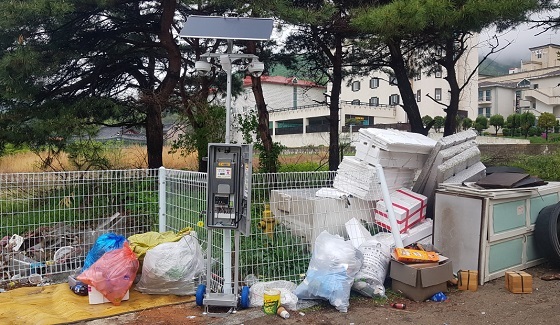 NSP통신-▲공주시가 쓰레기 무단투기 근절을 위해 스마트경고판 감시카메라를 설치했다. (공주시)