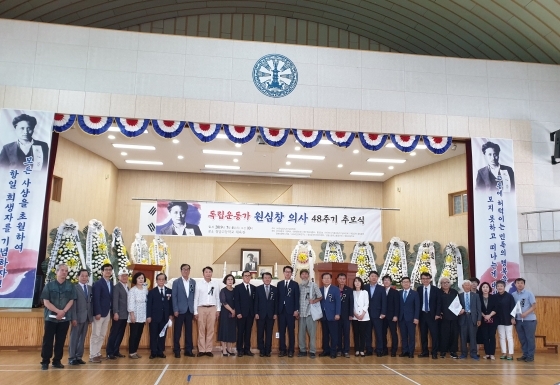 NSP통신-4일 팽성 청담고등학교 체육관에서 열린 독립운동가 원심창 의사 48주기 추모식에 참석한 내빈들이 기념촬영을 하고 있다. (평택시)
