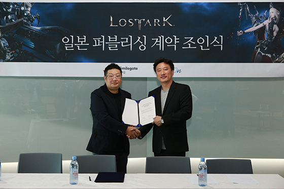 NSP통신-게임온 이상엽 대표(사진 왼쪽), 스마일게이트 RPG 지원길 대표. (스마일게이트 RPG)