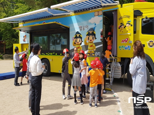 NSP통신-경상북도교육청은 5일 예천남부초등학교에서 경북소방본부 및 도로교통공단과 협업해 찾아가는 안전체험교육 프로그램을 운영했다. (경북교육청)