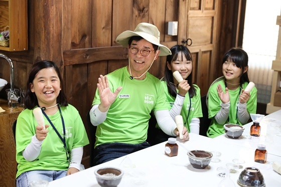 NSP통신-2018년 김낙순 한국마사회장(왼쪽 두번째)이 농촌마을 체험행사 참여 청소년들과 사진촬영을 하고 있다. (한국마사회)