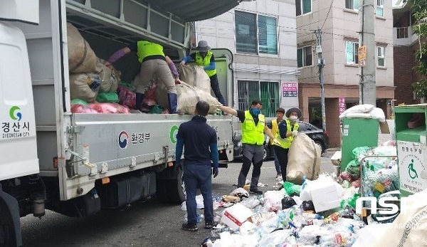 NSP통신-경산시가 민주노총 공공운수노조 대구지역지부 경산환경지회의 파업 장기화로 공무원이 직접 수거에 투입됐다. (경산시)