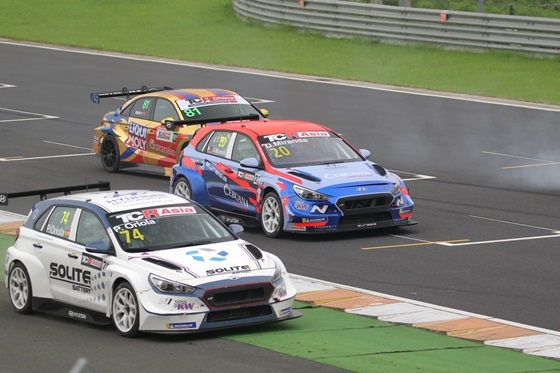 NSP통신-중국 저장성 저장 인터내셔널 서킷(Zhejiang International Circuit)에서 열린 TCR 아시아 시리즈 네 번째 대회에서 i30 N TCR(페페 오리올라·쏠라이트 인디고 레이싱, 다니엘 미란다·유라시아 모터스포트) 등이 경주하고 있는 모습