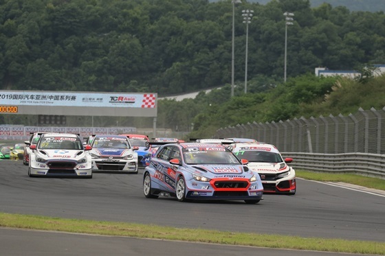 NSP통신-중국 저장성 저장 인터내셔널 서킷(Zhejiang International Circuit)에서 열린 TCR 아시아 시리즈 네 번째 대회에서 i30 N TCR(루카 엥슬러·리퀴몰리 팀 엥슬러, 김진수·쏠라이트 인디고 레이싱) 등이 경주하고 있는 모습 (현대차)