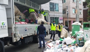 [NSP PHOTO]경산시, 쓰레기 수집‧운반 대행업체 파업...공무원 직접 수거 작업 투입