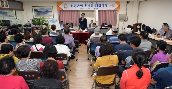 NSP통신-▲김정섭 공주시장이 지난 8일 중학동을 주민과 소통의 시간을 가졌다. (공주시)