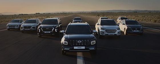 NSP통신-가족으로 인정받은 베뉴가 현대자동차 SUV 패밀리(좌측부터 넥쏘, 싼타페, 팰리세이드, 베뉴, 투싼, 코나)와 함께 활주로를 달리는 모습