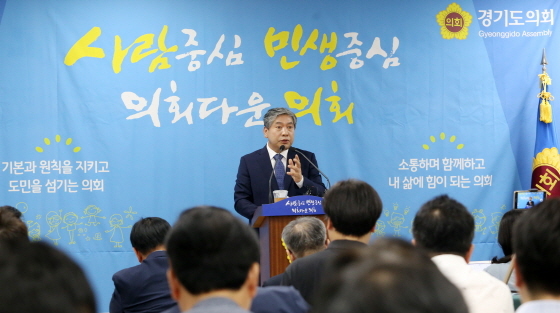 NSP통신-9일 송한준 경기도의장이 취임 1주년 기자회견을 하고 있다. (경기도의회)